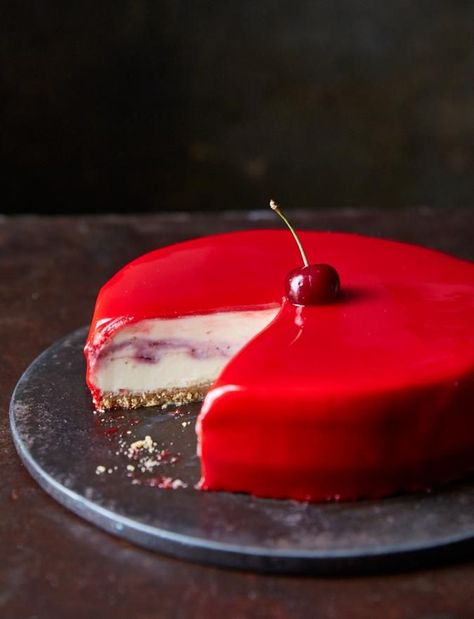 Red Mirror Glaze, Cherry Chocolate Recipes, Cake Glaze, Mirror Glaze Cake, Mirror Cake, White Chocolate Cheesecake, Torte Cupcake, Mirror Glaze, Cherry Cheesecake