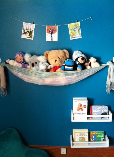 Make your own plush toy net with a scarf, two rings (like shower curtain rings) and two command or screw-in hooks. Scarf can also be directly looped onto hooks. Diy Stuffed Animal Storage, Stuffed Animal Storage Diy, Diy Stuffed Animal, Toy Organization Diy, Stuffed Animal Hammock, Toy Net, Toy Hammock, Toys Storage, Monkey Stuffed Animal