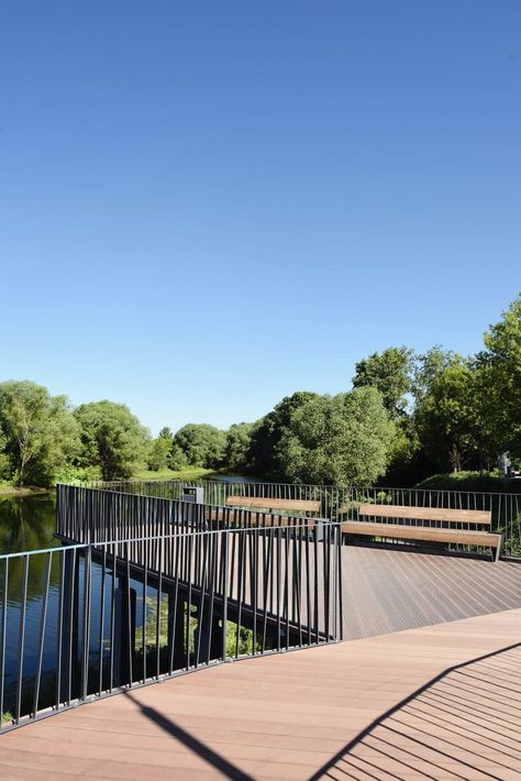 Creating an all-inclusive promenade on the bank of a river with a complex relief is an example of how you can turn the apparent disadvantages of a place into its advantages. Initially it was a narrow trail along the swampy bank of the Bykovka River. The steep relief and the inconvenient elongated shape of this section did not provide the embankment with a set of functions necessary for the residents. Basis proposed scenic balconies on the steep river bank. Cafe Terrace, River Bank, Watch Tower, Public Garden, Stilts, Landscaping Ideas, Dog Walking, Moscow, Landscape Design