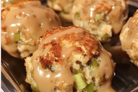 Classic Stuffing Balls with Gravy - wikemy Leftover Turkey And Stuffing, Turkey And Dressing, Turkey Balls, Stuffing Balls Recipe, Turkey And Stuffing, Stuffing Balls, Gluten Free Stuffing, Viral Recipes, Shredded Turkey