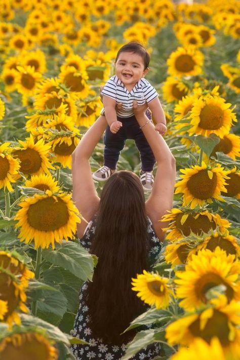 Sunflower Mini Session, Sunflower Field Photography, Sunflower Field Pictures, Sunflower Photoshoot, Baby Mum, Farm Flowers, Sunflower Family, Mommy And Daughter, Mommy And Me Photo Shoot