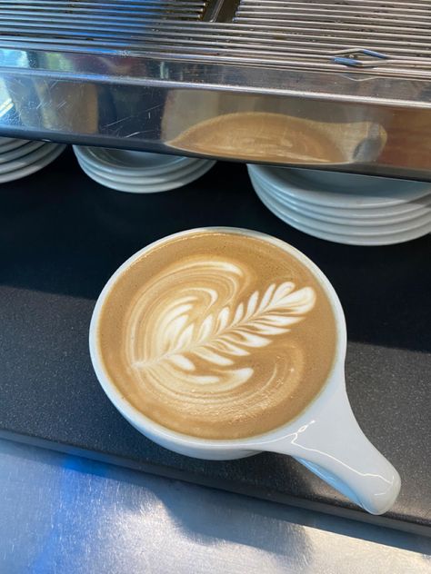 Latte art rosetta Rosetta Latte Art, Latte Art Tattoo, Love Cafe, College Meals, Latte Art, Coffee Art, Mocha, Aesthetic Food, Coffee Cups