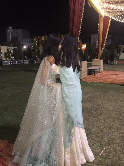 Indian Besties Aesthetic, Indian Wedding Aesthetic, South Asian Aesthetic, Desi Dress, Eid Outfits, Beautiful Casual Dresses, Desi Fashion Casual, Indian Photoshoot, Desi Clothes