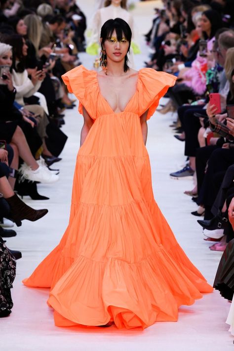 California Fashion Summer, Dress Captions, Summer Ready To Wear, Tangerine Dress, 2020 Fashion Trends, Catwalk Fashion, Summer Ready, Fashion 2020, Orange Dress