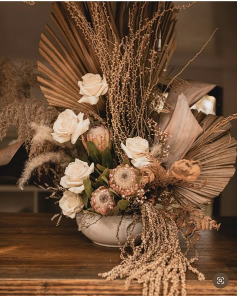 Brown And Gold Flower Arrangements, Boho Floral Arrangements, Rustic Theme Decor, Diy Dried Flower Arrangement, Peacock Vase, Dried Flowers Arrangement, Fake Flowers Decor, Flower Decoration Ideas, Bush Wedding