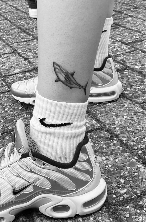 Shark Tattoo Aesthetic, Latte Art Tattoo, Great White Shark Tattoo, Old Women With Tattoos, Simple Shark Tattoo, Small Shark Tattoo, Shark Tattoo Ideas, Hai Tattoo, Hammerhead Shark Tattoo