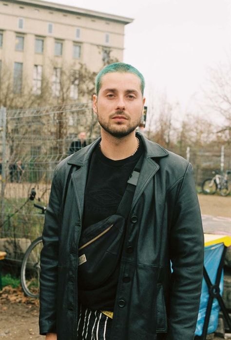 French photographer Sabrina Jeblaoui has been capturing party-goers outside Berlin clubs for over a year. Berlin Nightlife, Berlin Club, Berlin Fashion Street, Berlin Street, Short Black Skirt, Simple Portrait, Black Sweats, Club Fits, Berlin Fashion