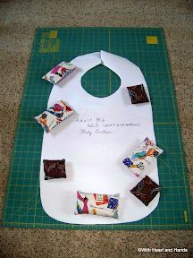 Adult Bibs How To Make, Elderly Clothing, Sew Clothing, Freebies Pattern, Apron Patterns, Clothing Protectors, Homemade Bows, Elder Care, Fidget Blankets