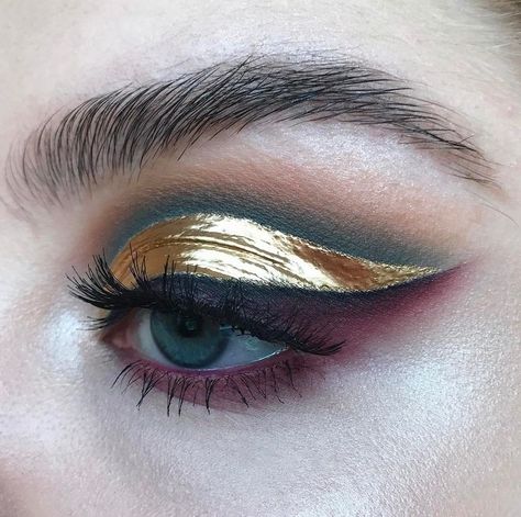 metallic gold. teal and plum make up Loki Makeup, Makeup Cateye, Gold Eyeliner, Eyeliner Designs, Heavy Makeup, Dramatic Makeup, Elegant Makeup, Make Up Looks, Eye Makeup Tips