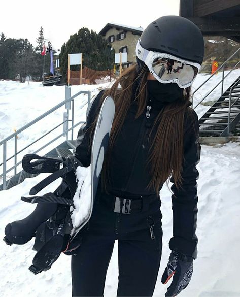 Black Ski Suit Outfit, Ski Day Outfit, Ski Aesthetic Outfits, Skier Outfit, Black Ski Outfit, Cute Snow Outfits, Skiing Fits, Ski Resort Outfit, Iphone In Hand