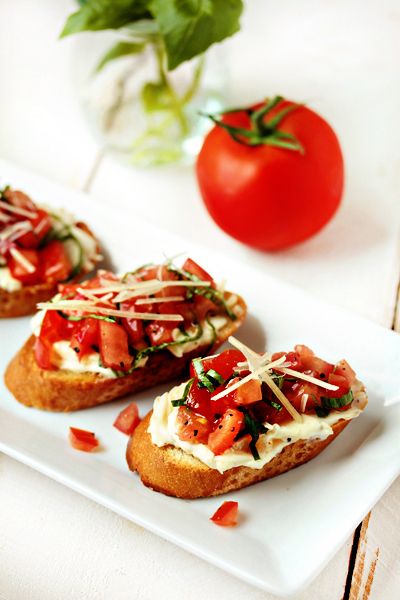 Roasted Garlic and Tomato Bruschetta. I think I pinned this because I'm really hungry.. missed lunch? Tomato Bruschetta Recipe, Tomato Bruschetta, Catch Flights, Bruschetta Recipe, Munnar, Brunch Spots, Monkey Bread, Idee Pasto Sano, Roasted Garlic