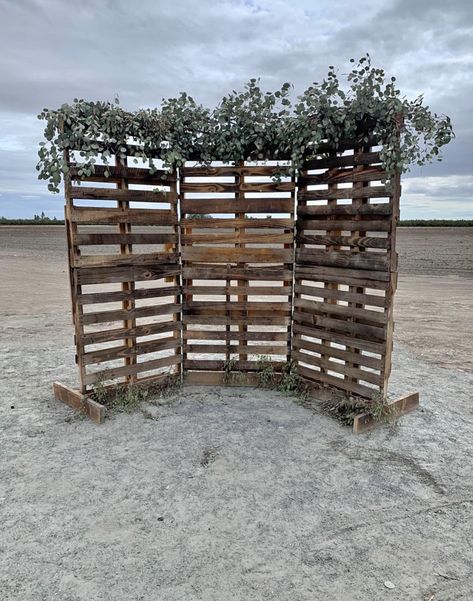 Diy Western Photo Backdrop, Wooden Pallet Wall Backdrop, Ffa Photo Backdrop, Palette Photo Backdrop, Farm Photo Backdrop, Pallet Wedding Arch, Pallets Backdrop Ideas, Wood Palette Backdrop, Pallet Wall Photo Backdrop