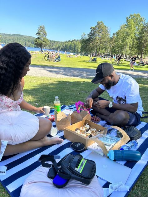 Couples Date Aesthetic, Couple Picnic, Picnic Date Outfits, Park Date, Mood With Bae, Dream Dates, Cute Date Ideas, Black Relationship Goals, Disney Characters Videos