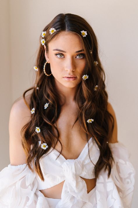 A simple and cute spring hair DIY using fresh flowers from Trader Joe's! Fashion Fotografie, Spring Photoshoot, Flower Photoshoot, Flowers In Her Hair, Beautiful Hair Accessories, Creative Photoshoot Ideas, Photographie Portrait Inspiration, 사진 촬영 포즈, Foto Tips