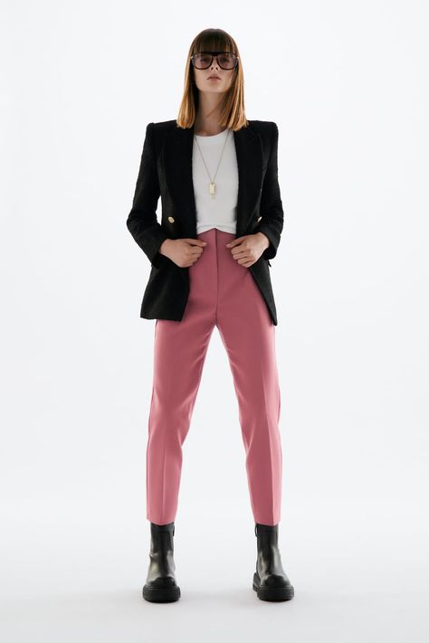 Zara Jeans Outfit, Pink Trousers Outfit, Pink Culottes, Work Outfits Winter, Blue Pants Outfit, Happy Hour Outfit, Culottes Outfit, Winter Mode Outfits, Mommy Fashion