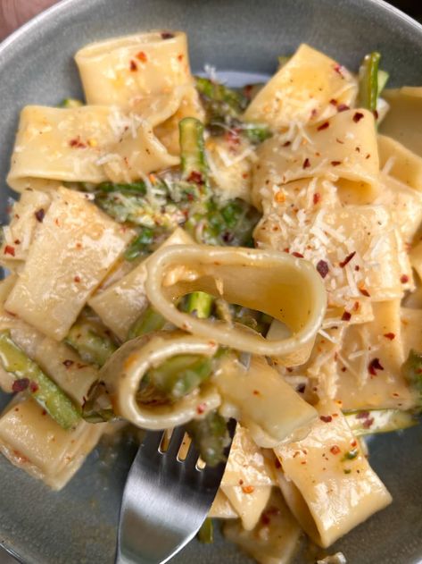 Someone holding up forkful of asparagus pasta. Asparagus And Feta Recipes, Asparagus Burrata Pasta, Pasta Starters, Recipe With Asparagus, Asparagus Spaghetti, Mushroom Asparagus Pasta, Pasta Asparagus Recipes, Asparagus Pasta Recipes, Spring Pasta Recipes