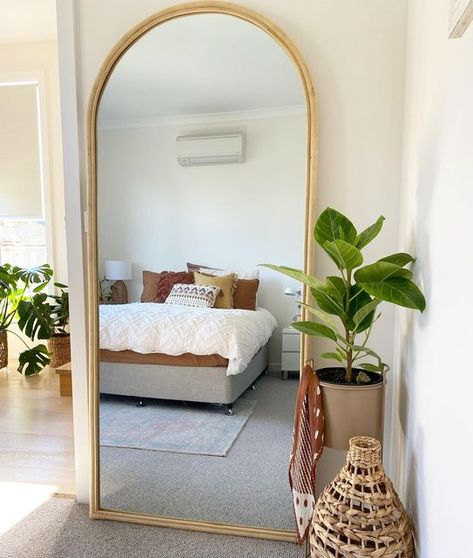 Arch Mirror Decor Bedroom, Arched Mirror Bedroom, Mirror Placement In Bedroom, Arch Mirror Decor Living Room, Beach House Room, Mirror Decor Living Room, College Room Decor, White Room Decor, Mirror Room