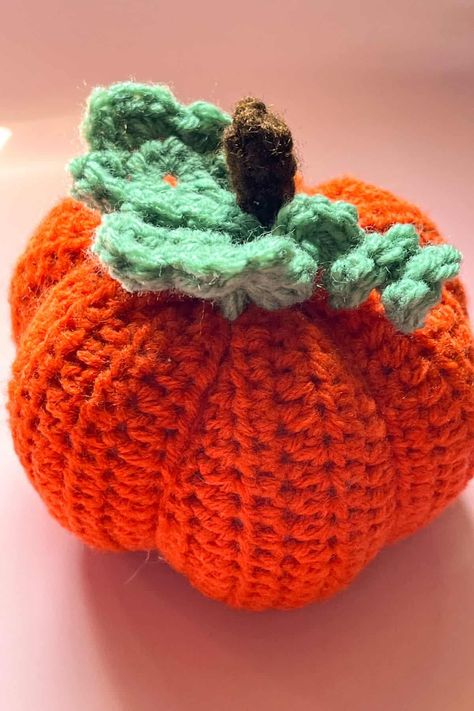 Crochet Pumpkin Stem, Cute Simple Crochet, Pumpkin Crochet Pattern Free, Crochet A Pumpkin, Pumpkin Crochet Pattern, Pumpkin Crochet, Disney Pumpkin, Crafts Sewing Projects, Crochet Halloween