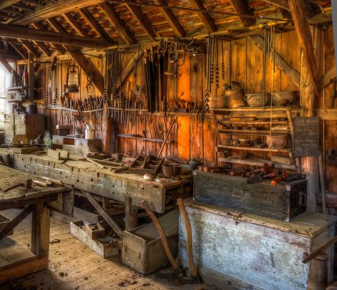 A late 19th century carpenter's workshop with its original tools. Now in the Weald and Downland Museum. | by Anguskirk Carpenter Workshop Ideas, Craftsman Workshop, Wood Trellis, Workshop Layout, Carpentry Workshop, Antique Tools, Shop Layout, Wood Working Gifts, Woodworking Workshop