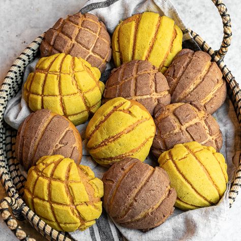 Sweet, fluffy, and melt in your mouth good. These vegan conchas are just like the ones I ate growing up, only free of all animal products. These are perfect to enjoy with or gift to your friends and family this holiday season! #conchas #pandulce #sweetbread #vegan #holiday #veganized #veganmexican #holidaybaking #veganbaking #veganmusttry Gluten Free Conchas, Vegan Conchas, Chocolate Chip Protein Cookies, Mexican Sweet Bread, Mexican Sweet Breads, Easy Rolls, Vegan Dark Chocolate, Protein Cookies, Chocolate Topping