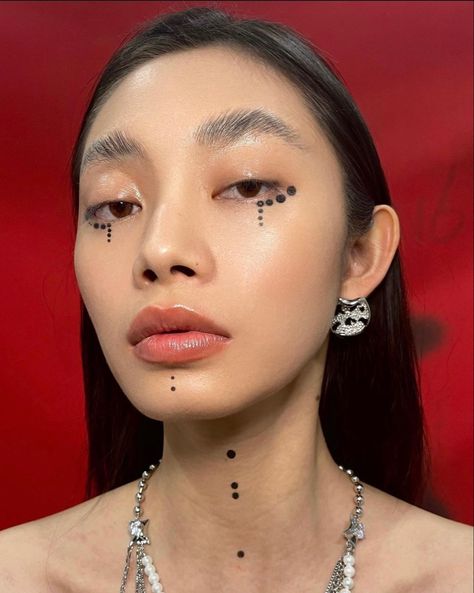 Futuristic Makeup Looks, Dot Makeup, Editorial Make-up, Futuristic Makeup, Makeup 2023, Funky Makeup, Alt Makeup, Graphic Makeup, Rave Makeup