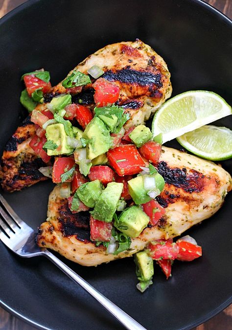 Chicken Avocado Salsa, Grilled Chicken With Avocado, Chicken With Avocado Salsa, Chicken With Avocado, Cookies Banane, Grilled Chicken Avocado, Quick And Easy Dinner Ideas, Diner Recept, Cilantro Lime Chicken