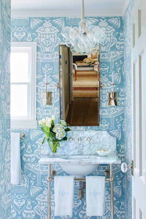 Top Bathroom Design, Design Grill, Blue And White Wallpaper, Wallpaper Bathroom, Chinoiserie Chic, Bathroom Update, Blue Bathroom, Bathroom Wallpaper, Guest Bathroom