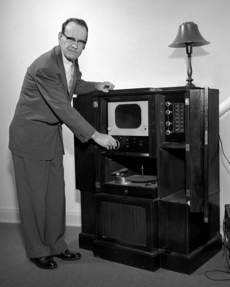 Philo Farnsworth was an American inventor and television pioneer, who from an early age was a technical prodigy. He developed the first all-electronic television system. Philo Farnsworth, History Of Television, Old Technology, Teachers Pet, Change The World, Evolution, The First, Cd, Technology