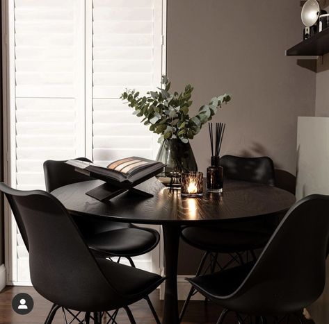 Black Circle Dining Room Table, Black Round Table Decor, All Black Furniture, Black Dining Table Decor, Black Apartment Decor, Circle Dining Room Table, Diner Room, Black Table Decor, Black Round Table