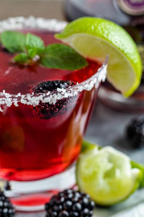 Chambord Margarita, Chambord Recipes, Nutella Raspberry, Easy Margarita Recipe, Drink Garnishing, Cherry Cocktail, Margarita Cocktail, Salted Caramel Chocolate, Alcohol Drinks