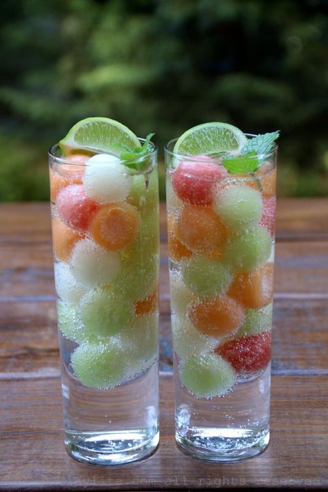 Melon ball ice cubes – Laylita's Recipes Ice Cube Recipe, Lemon Ginger Water, Chocolate Strawberry Smoothie, Shot Glass Desserts, Blackberry Muffin, Chocolate Brownie Cake, Chocolate Diy, Ginger Water, Refreshing Summer Drinks