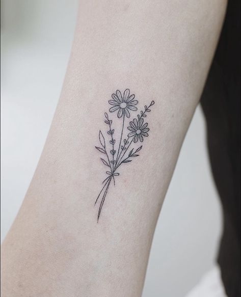 Daisy Tattoo On Forearm, Small Daisy Rib Tattoo, Dainty Daisy Bouquet Tattoo, Daisy Tattoo Small Wrist, Dainty Aster Flower Tattoo, Buqet Flowers Tattoo Small, Tattoo Daisy Small, Daisy Bundle Tattoo, Fine Line Daisy Bouquet Tattoo