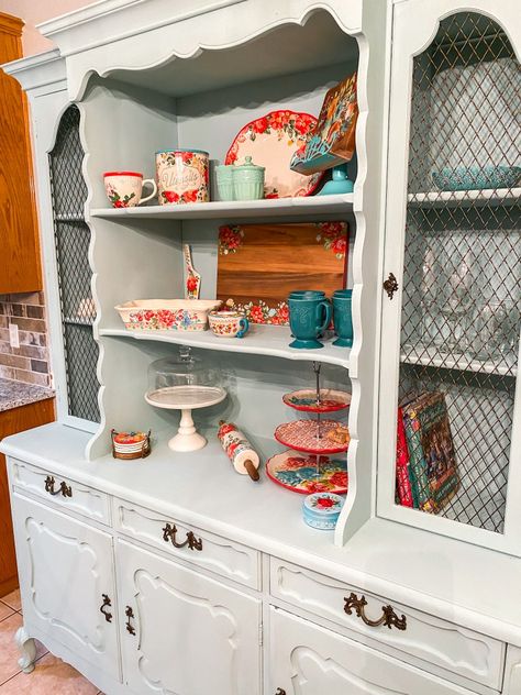 Pioneer Woman cabinet display. DIY China cabinet makeover Pioneer Woman Display Ideas, Pioneer Woman Kitchen Ideas Diy, Pioneer Woman Kitchen Ideas, Diy China Cabinet Makeover, Diy China Cabinet, Pioneer Kitchen, Pioneer Woman Decor, Antique Ideas, China Cabinet Makeover