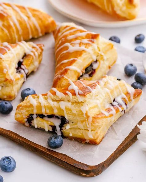 Sweet Puff Pastry Recipes, Blueberry Turnovers, Sweet Puff Pastry, Puff Pastry Recipes Dessert, Blueberry Filling, Pastries Recipes Dessert, Turnover Recipes, Puff Pastry Desserts, Easy Puff Pastry