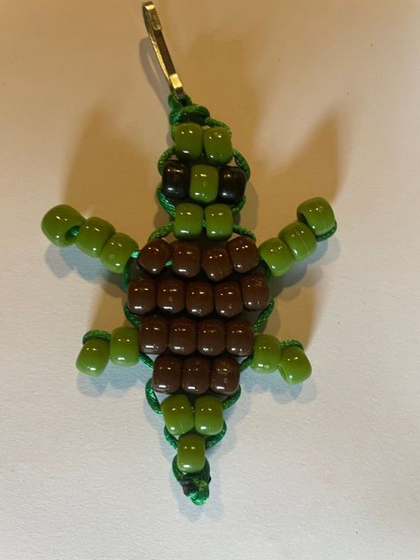 Beaded Turtle Keychain Pony Bead Patterns Turtle, Turtle Bead Keychain, Pony Bead Turtle Pattern, Bead Buddy Patterns Easy, Small Bead Animals, Craft Beads Ideas, Pony Bead Turtle, Small Beaded Animals, Pony Bead Projects Key Chains