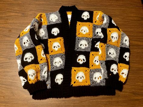 Learn how to make a unique and stylish Granny Square Skull Sweater with our free crochet pattern, using different colored squares. Crochet Halloween Patterns, Crochet Cardigan Pattern Free, Crochet Skull, Crochet Symbols, Personalized Sweater, Skull Sweater, Crochet Halloween, Halloween Crochet Patterns, Crochet Granny Square