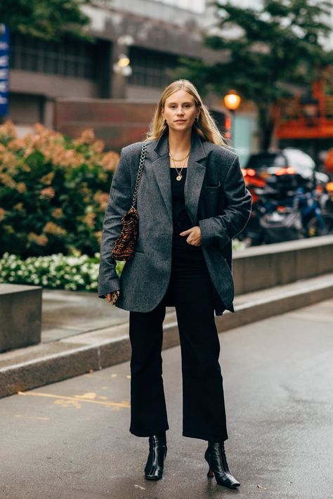 Oversized Blazer Outfits, Stockholm Fashion Week, Minimalist Street Style, Copenhagen Fashion Week, Autumn Outfits, Stockholm Fashion, Oversized Blazer, Blazer Outfits, Cool Street Fashion