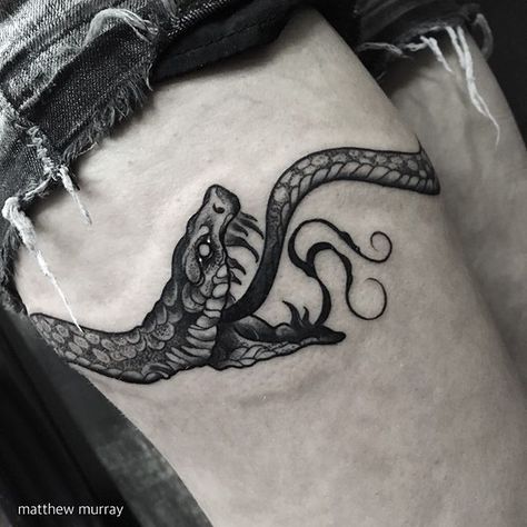 Garter Tattoo, Ouroboros Tattoo, Tattoo Diy, Serpent Tattoo, Band Tattoos, Tattoo Wedding Rings, Kunst Tattoos, Raven Tattoo, Ring Tattoos