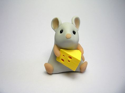 Wee Mouse with Swiss Cheese | Flickr - Photo Sharing! Clay Mouse Easy, Fondant Mouse, Mouse Polymer Clay, Mouse Clay, Ceramic Mouse, Mouse Cake Topper, Slice Of Cheese, Easy Polymer Clay, Disney Cake