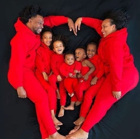 Christmas Family Photoshoot, Family Valentines Day, Family Photoshoot Outfits, Black Family, Family Holiday Photos, Christmas Family Photos, Christmas Photoshoot, Black Families, Holiday Pictures