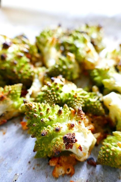 Garlic and Lemon Roasted Romanesco Cauliflower - a delicious and simple vegetable dish using beautiful romanesco cauliflower! #itsavegworldafterall Romanesco Cauliflower Recipe, Romanesco Broccoli Recipe, Romanesco Recipes, Romanesco Broccoli, Romanesco Cauliflower, Easy Vegetable Side Dishes, Broccoli Recipes, Cauliflower Recipes, Roasted Cauliflower