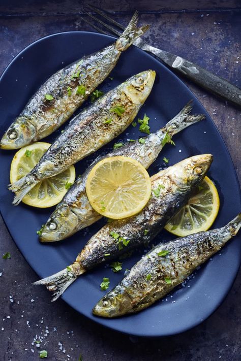 Recette de sardines grillées à la portugaise - Marie Claire Yogurt Benefits, Best Fish Recipes, Hair Growth Foods, Lentil Dishes, Easy Fish Recipes, Roasted Salmon, Daily Vitamins, Good Foods To Eat, Eat To Live