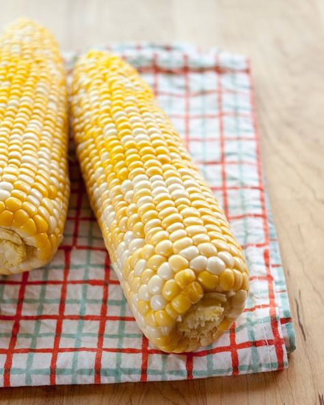 How to steam Corn-I did this today and it really works Shuck Corn, Cooking Sweet Corn, Shucking Corn, Cook Corn, How To Cook Corn, Cooking 101, Easy Homemade Recipes, Grilled Veggies, Corn On Cob