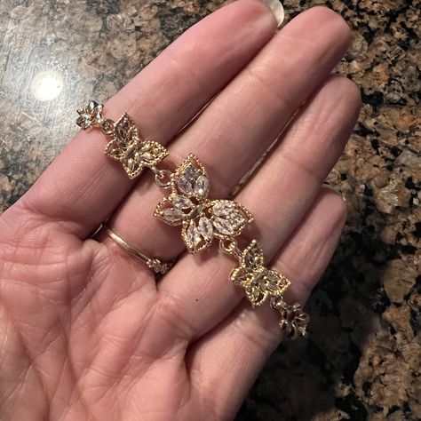 High Quality Butterfly Gold Cited Bracelet Brand New Never Used, Size About 7 Inches, Comes Wrapped In A Gift Box Neackles Design Gold, Gold Jewelry Latina, Y2k Gold Jewelry, Quinceanera Bracelet, Hispanic Jewelry, Quinceanera Jewelry, Xoxo Jewelry, Girly Bracelets, Dope Jewelry Accessories