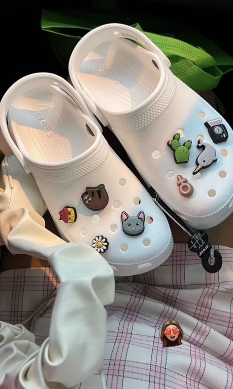 White Crocs Jibbitz Ideas, Aesthetic Crocs, Sandal Crocs, Crocs With Jibbitz, Crocs Aesthetic, White Crocs, High Heel Sandals Platform, Crocs Fashion, Crocs Jibbitz