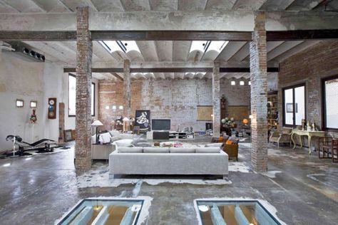 Modern loft living in Barcelona Industrial Ideas, Interior Design Styles Quiz, Warehouse Living, Warehouse Loft, Rough Luxe, Loft Interior, Loft Stil, Loft Industrial, Interior Minimalista