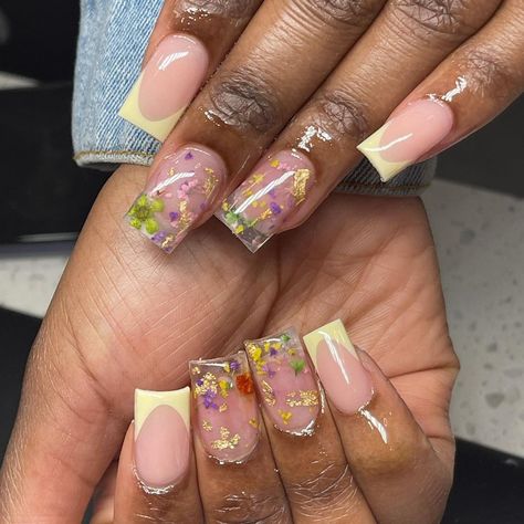 Short Encapsulated Nails Flowers, Clear Acrylic Nails With Flowers Inside, Incapcilated Flower Acrylic Nails, Dry Flower Acrylic Nails, Acrylic Nails With Flowers Inside, Encapsulated Short Nails, Dried Flowers Nails Design, Nails With Flowers Inside, Clear Flower Nails