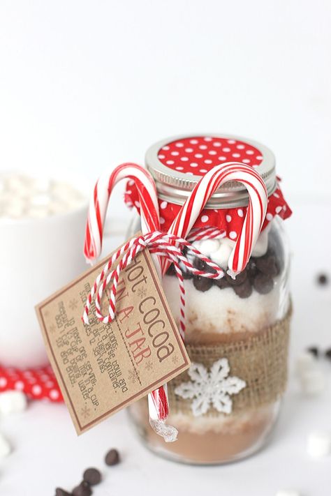 Hot Cocoa In A Jar is a perfect warm-up gift to make this holiday season. This mason jar gift is easy to create and delicious to drink. Make a batch of the Hot Chocolate Mix in a jar for your friends and family. They will love receiving this Hot Cocoa Mix in a Jar as a Christmas gift. #hotchocolate #giftideas #hotcocoamix Hot Cocoa In A Jar, Cocoa In A Jar, Jar Food Gifts, Mason Jar Christmas Gifts, Hot Cocoa Gift, Hot Chocolate Gifts, Cocoa Gift, Peppermint Hot Chocolate, Mason Jar Meals