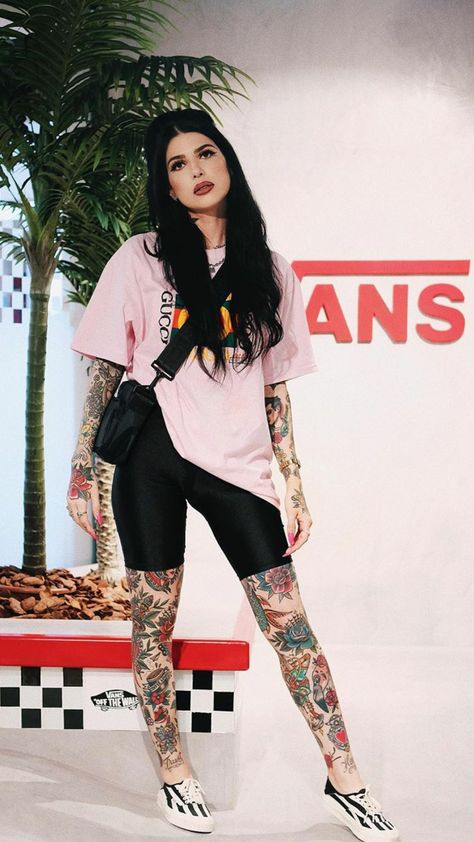 Artist Outfit Style Men, Tattoo Artist Outfit, Anna Meliani, Artist Outfit Style, Grunge Looks, Yakuza Tattoo, Artist Fashion, Body Tattoo, Witchy Fashion