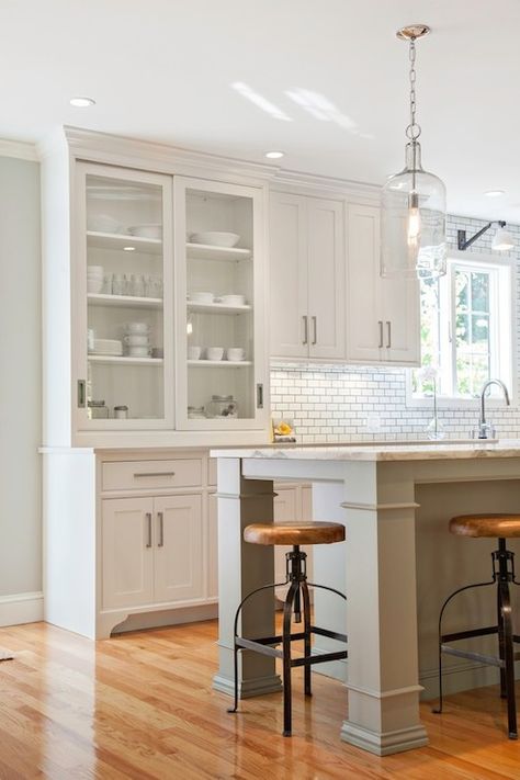 Very light grey shaker cabinets and medium wood floor. Simple. Classic. Dapur Rustic, Modern Farmhouse Kitchen Cabinets, Model Dapur, Interior Design Minimalist, Rustic Kitchen Cabinets, Traditional Kitchen Design, Kabinet Dapur, Farmhouse Kitchen Island, Farmhouse Kitchen Cabinets